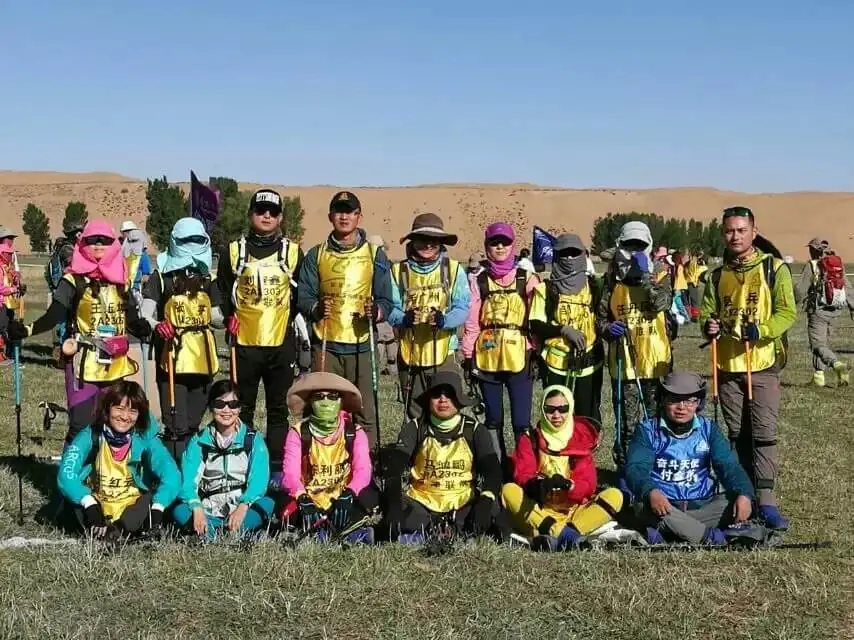 Das Huge-Roc-Team bei einer Wohltätigkeits-Wanderung über lange Distanz