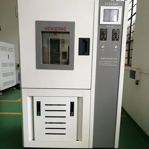 屋外で長期保管されるゴム被覆ホース向けの耐オゾン性試験チャンバー。
