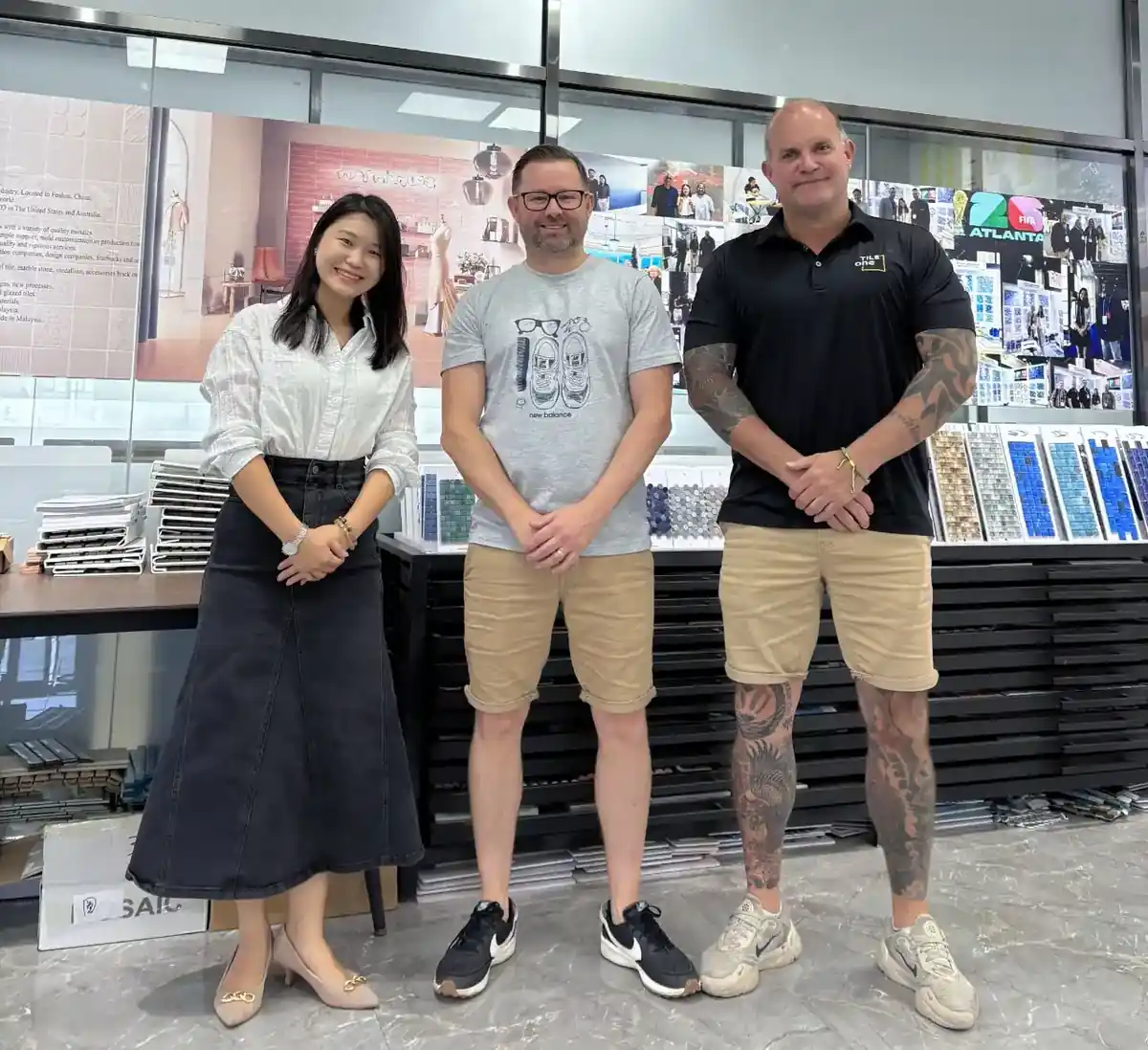 LSDECO staff meeting visiting customers in the Foshan warehouse