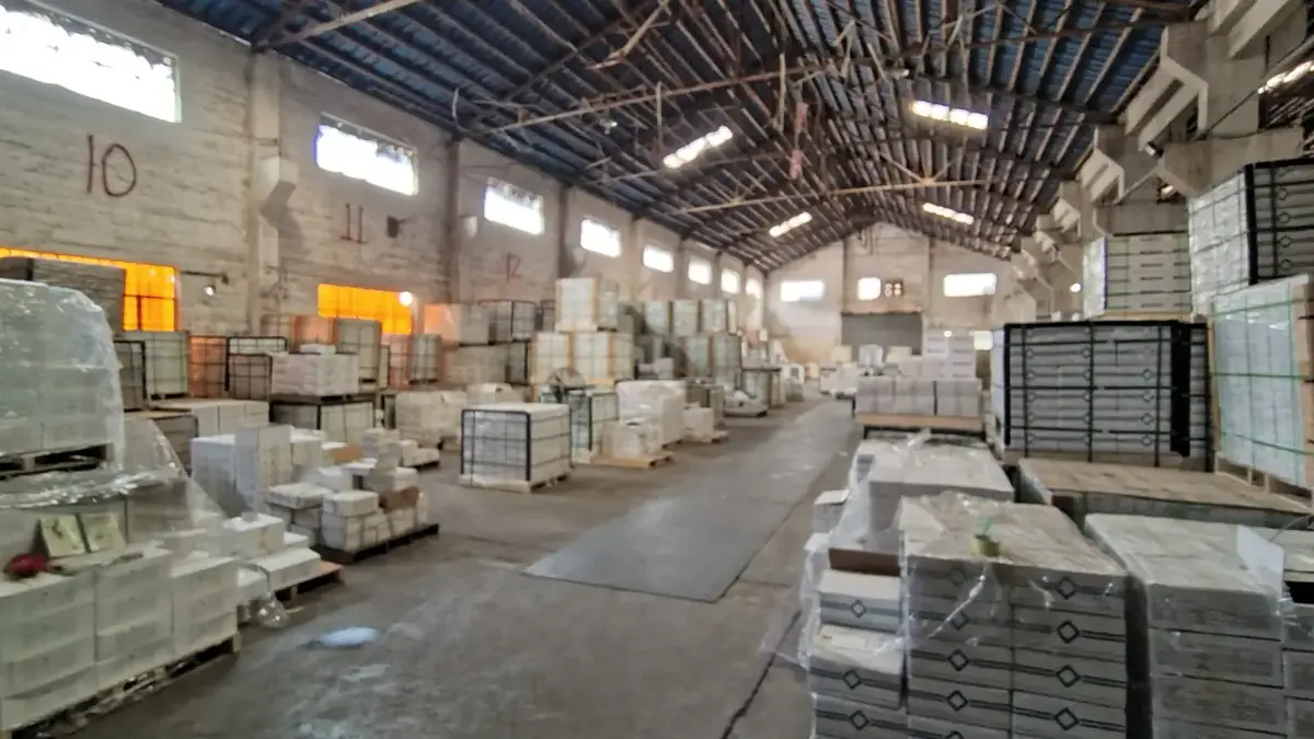 Innenansicht des LSDECO-Lagers in Foshan