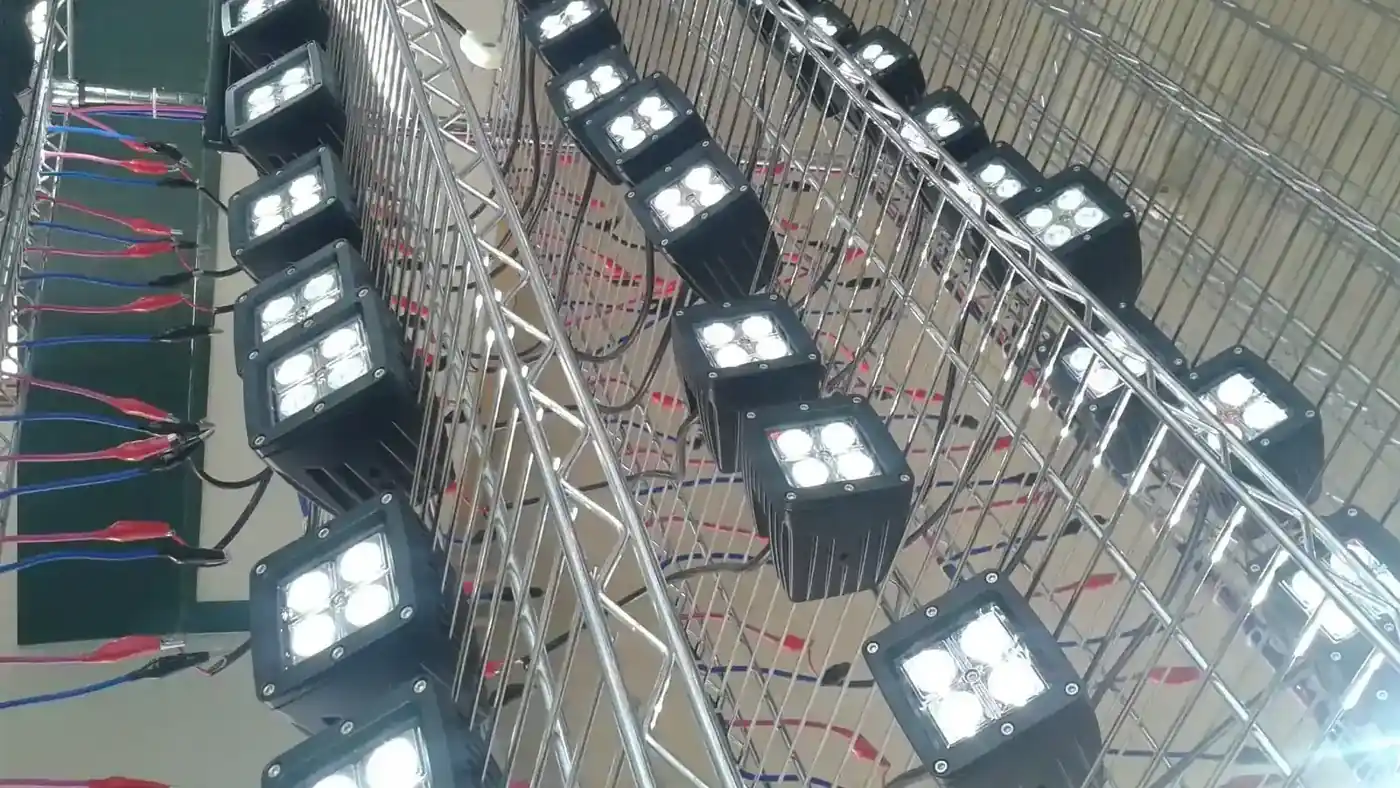 Bancada de envelhecimento. Cada farol de trabalho LED é ligado e submetido a rodagem antes de ser embalado.