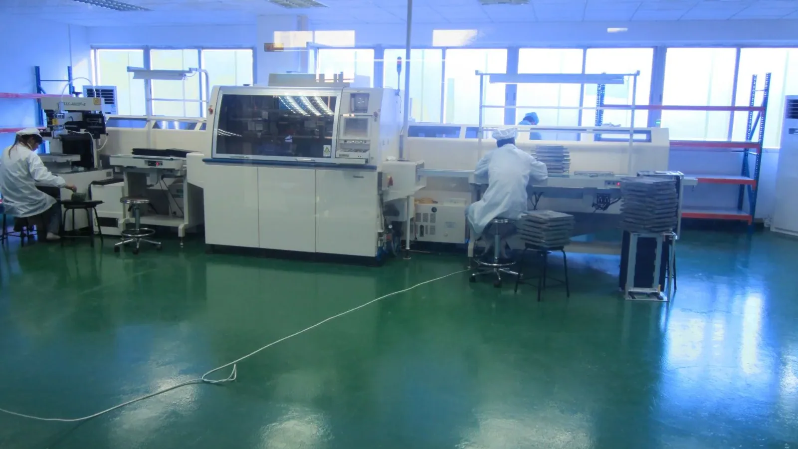Linha SMT a colocar as placas LED das gamas de faróis de trabalho e barras de luz.