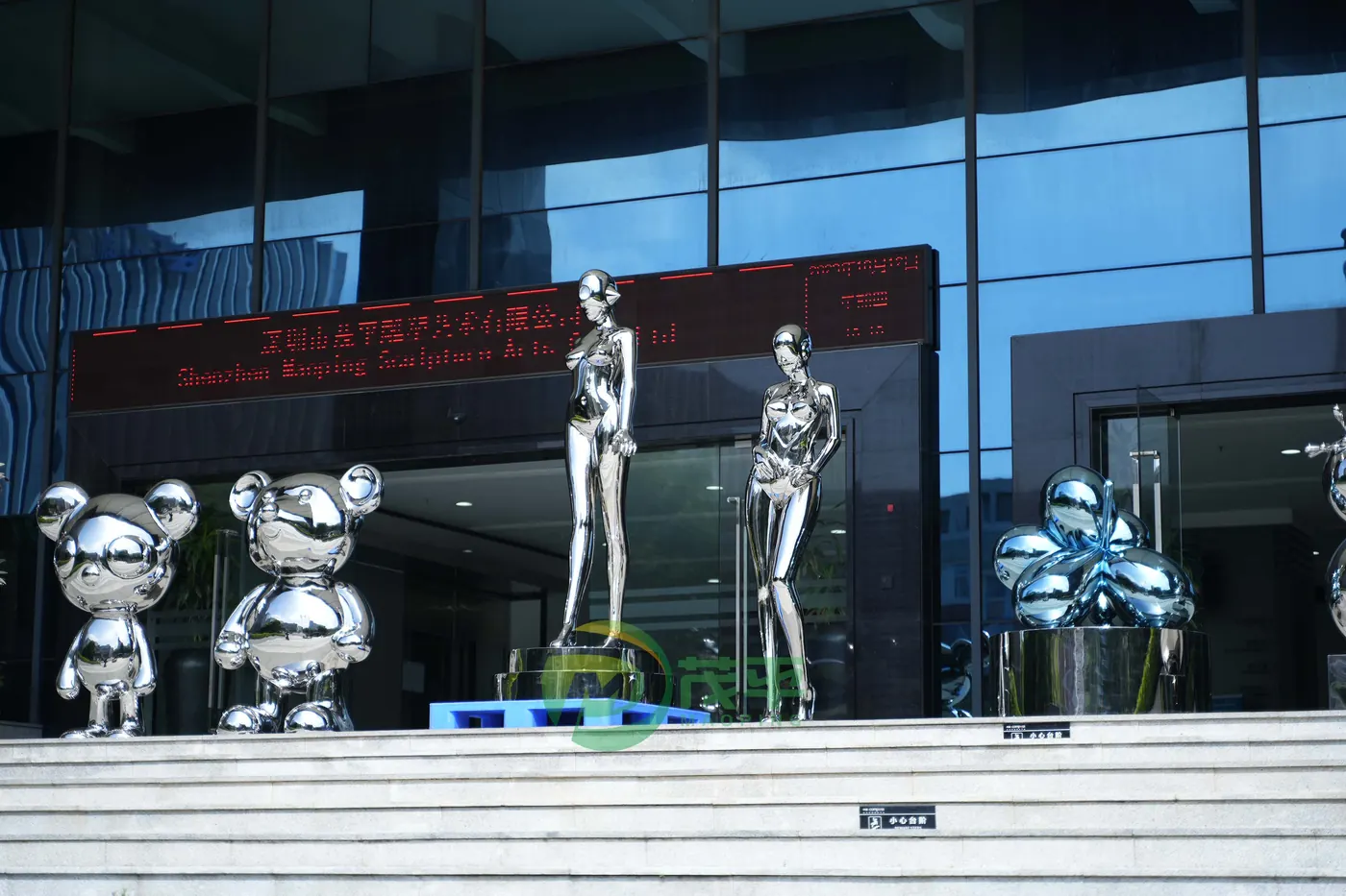 Escultura instalada en una plaza