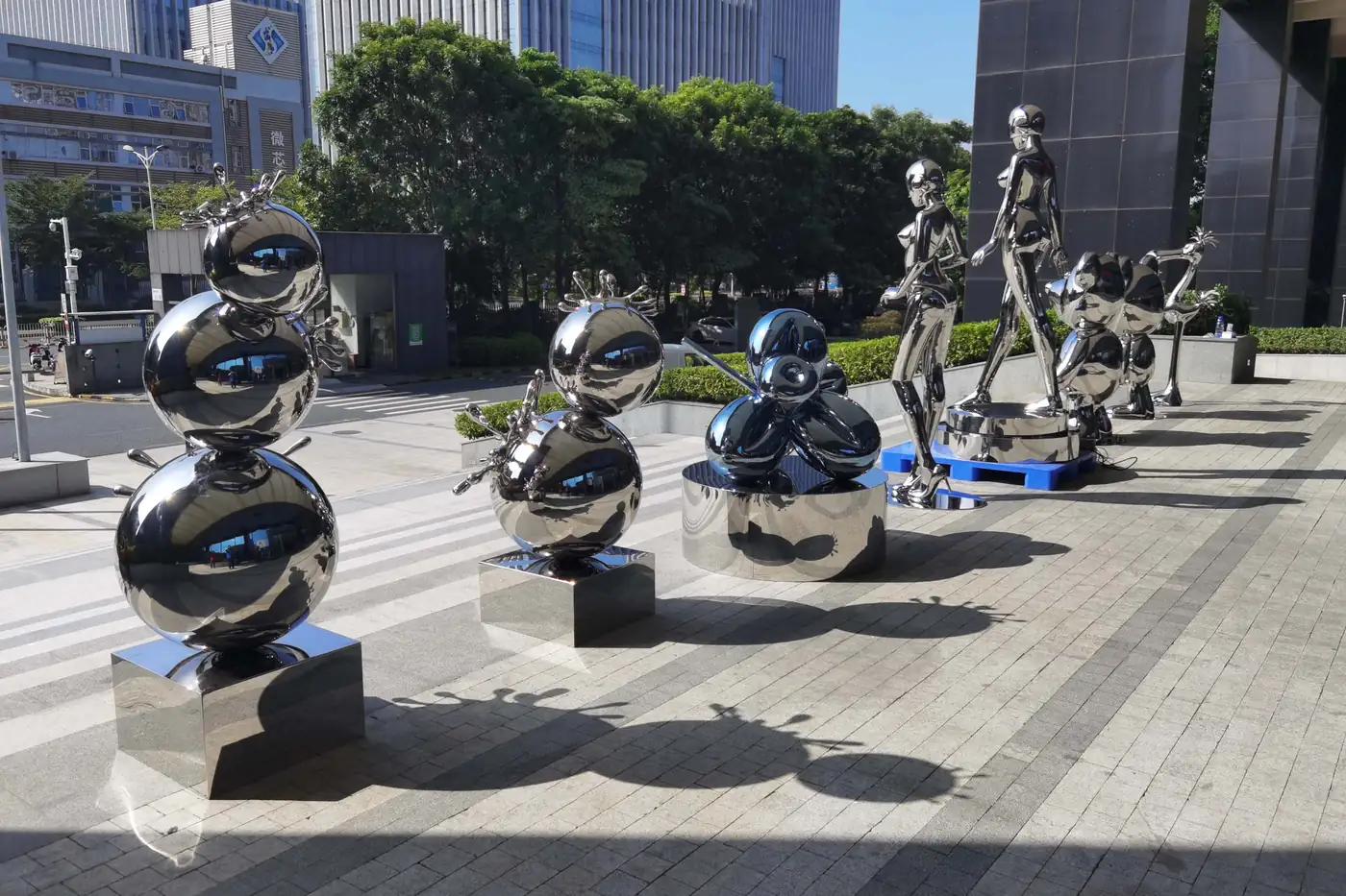 Escultura instalada en una plaza