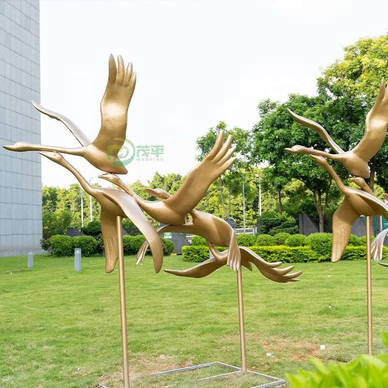 鳥のステンレス鋼の彫刻