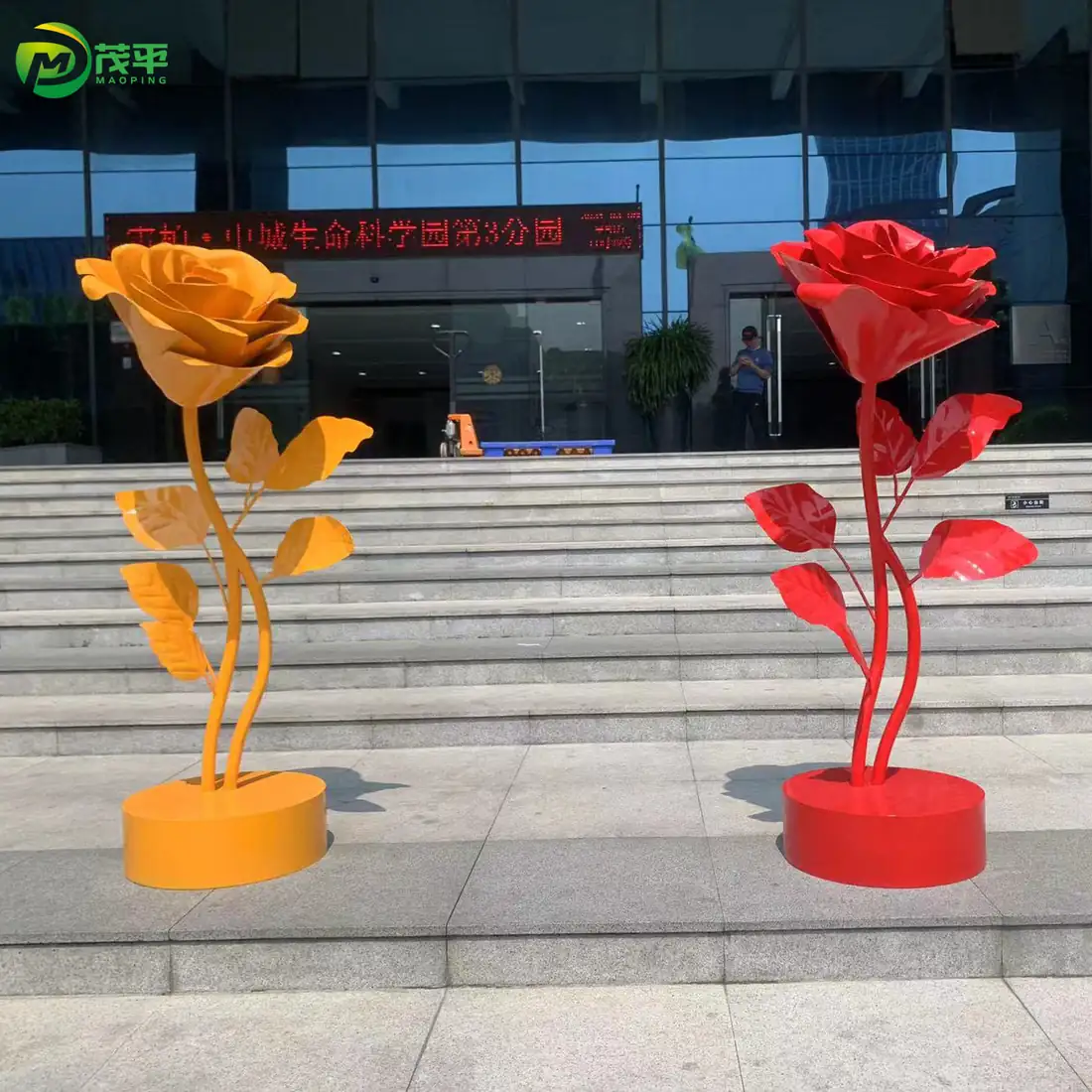 花のステンレス鋼の彫刻