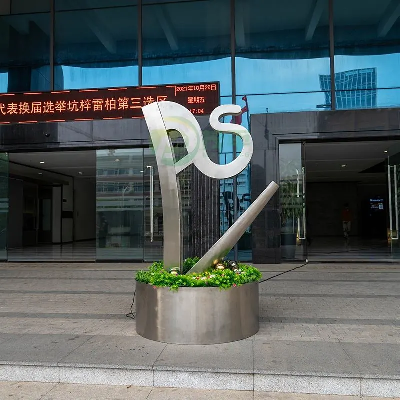 噴水のハープのステンレス鋼の彫刻
