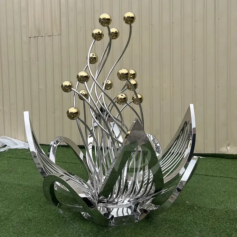 金属の花のステンレス鋼の彫刻