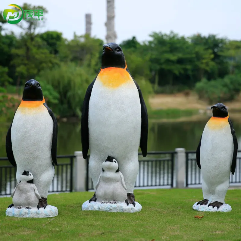 ペンギンのガラス繊維の彫刻