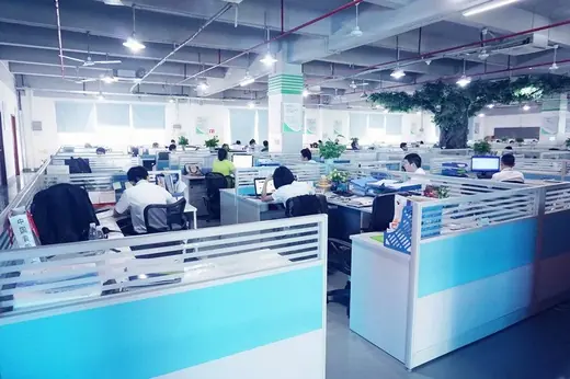 طابق مكتب حيث يعمل قسم البحث والتطوير وPMC ومراقبة الجودة جنبًا إلى جنب مع فريق تخطيط الإنتاج