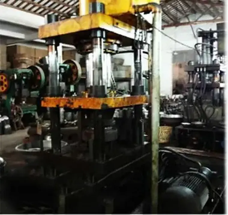 Hydraulische Pressstation zum Pressen von Stahlhalbkugeln