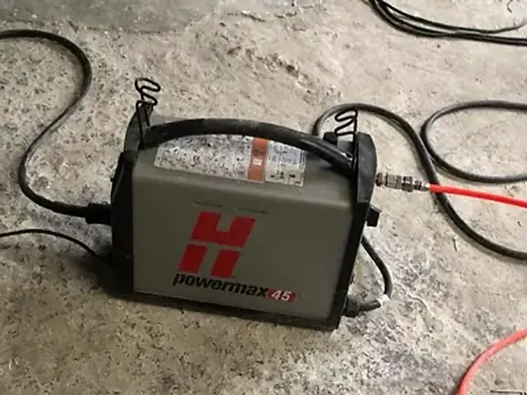 Plasma cortando uma bola de fogueira com um Hypertherm Powermax45