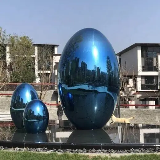 Eiförmige Edelstahlskulptur