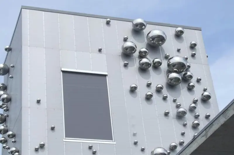 Hohle Stahlkugelwand in Norwegen