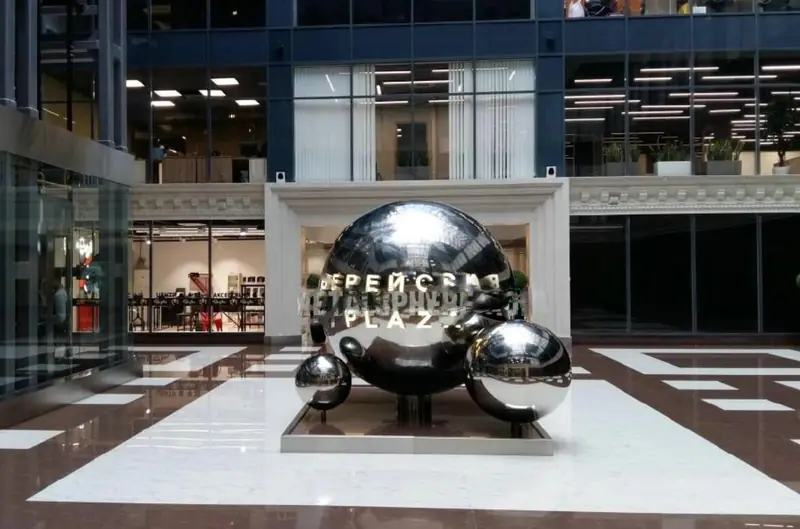 Beleuchtete große Metallkugel für den Верейская Plaza