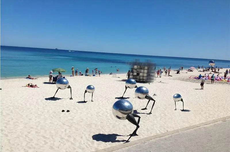 Große Kugelskulptur aus Aluminium am Meer Cottesloe