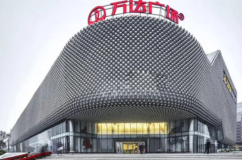 Wanda Plaza Fassadendesign mit beleuchteten hohlen Stahlkugeln