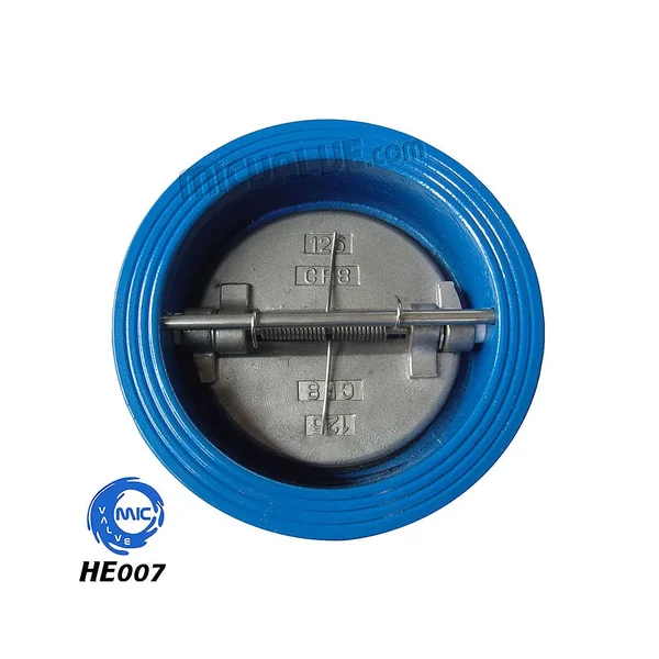 HE007 wafer type dual plate check valve with CF8 disc and hand lever, clamped between two pipe flanges