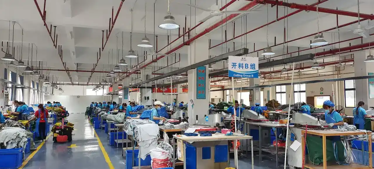 Departamento de corte e preparação de material na fábrica Mingshun