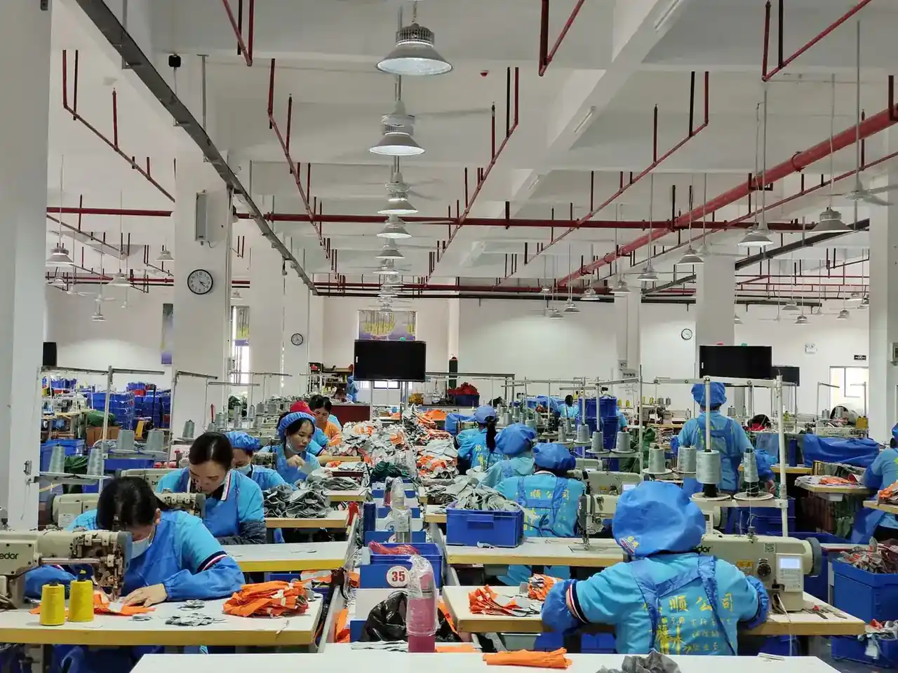 Linhas de costura na fábrica de EPI para soldagem Mingshun em Dahua, Guangxi