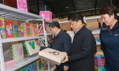 Meeting buyers face to face at the Newin Best EVA foam mat factory