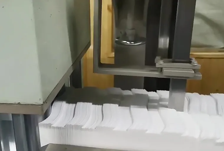 Die Falt- und Schneidemaschine ist montiert und bereit für die Verarbeitung des Kundenmaterials.