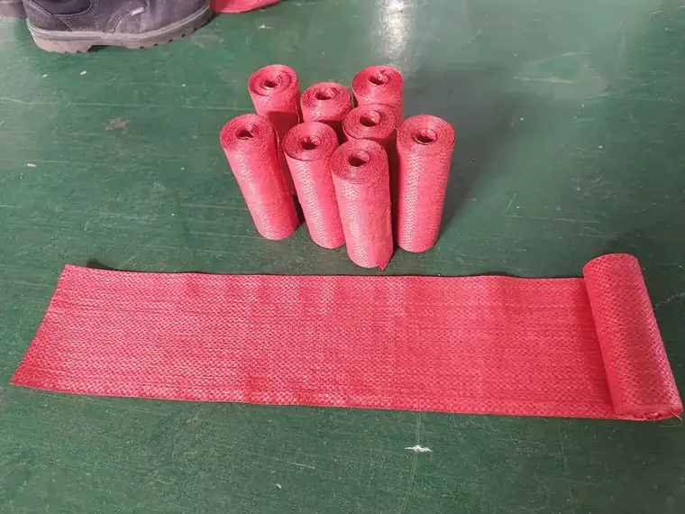Schneide- und Aufwickelmaschine, die gewebten Stoff während einer Spannungsmodusprüfung vor dem Verpacken laufen lässt.