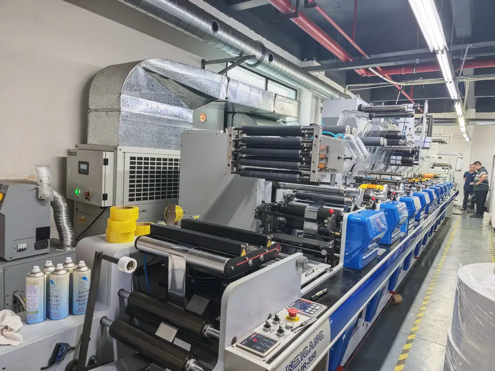 Línea de recubrimiento e impresión de etiquetas en funcionamiento en la nueva planta de impresión de Hunan