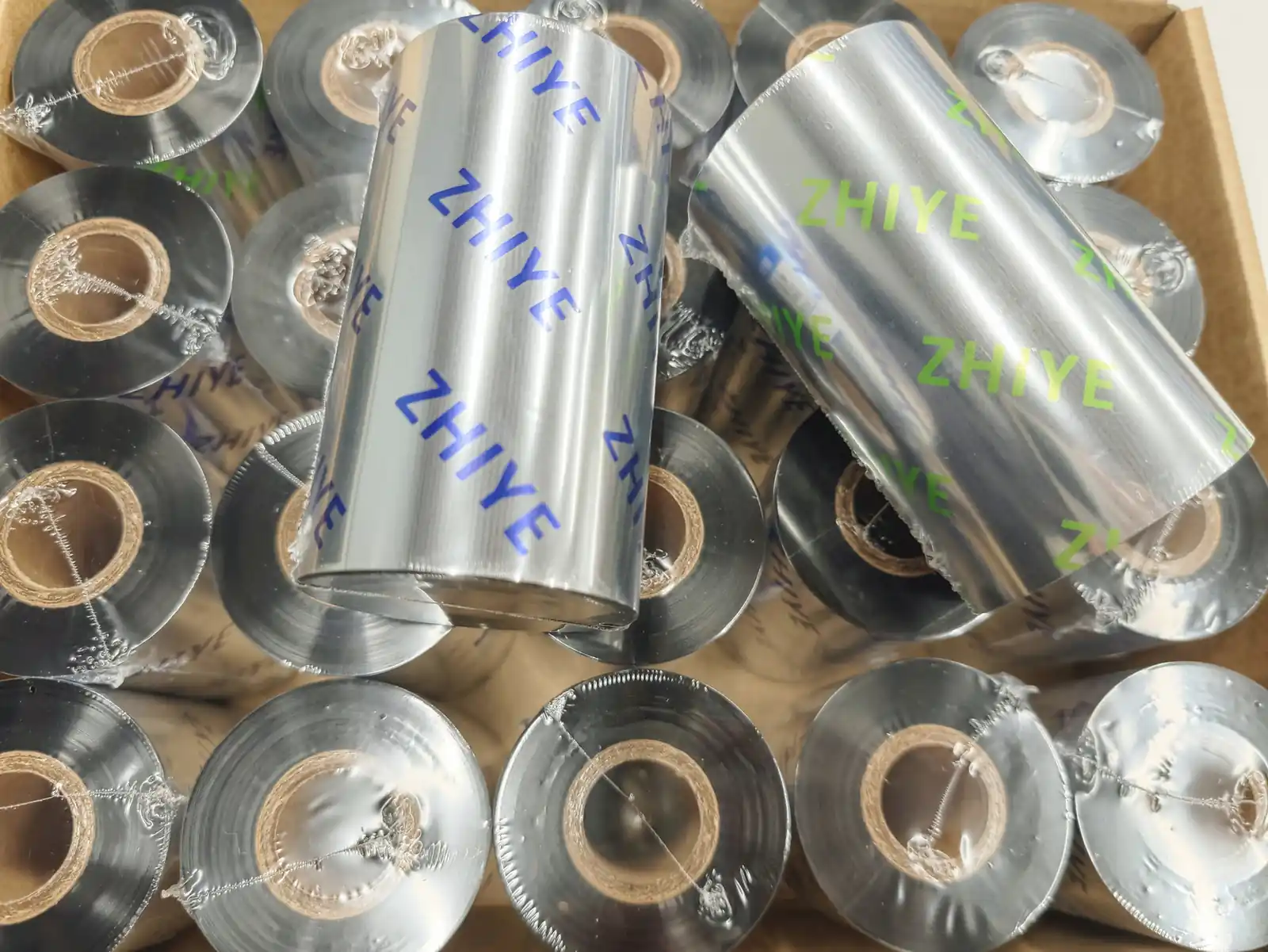 Rollos de cinta de transferencia térmica empaquetados en una caja de cartón después del corte