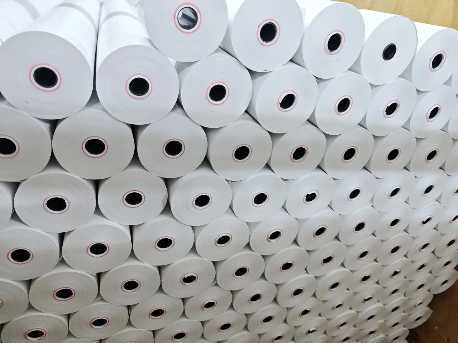 Papel térmico sin BPA hasta que los rollos se apilen después de cortarlos y empaquetarlos
