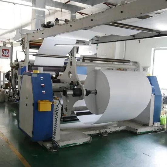Rollo gigante de papel en la máquina