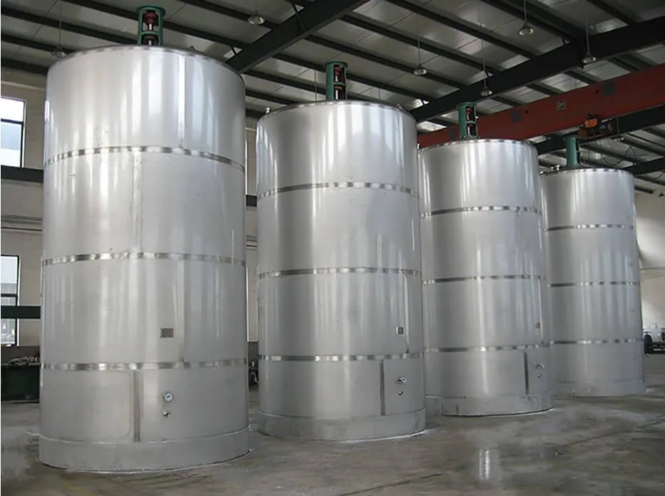 Rollos gigantes de laminado de etiquetas autoadhesivas almacenados en el almacén de productos terminados