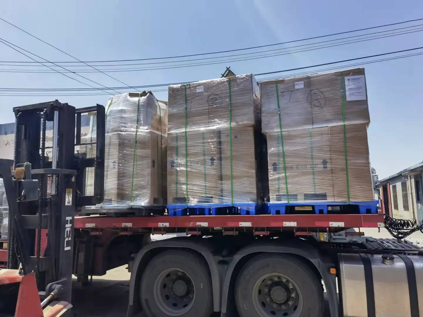 Paletes encolhíveis de bombas Nuodean carregadas em um caminhão-plataforma