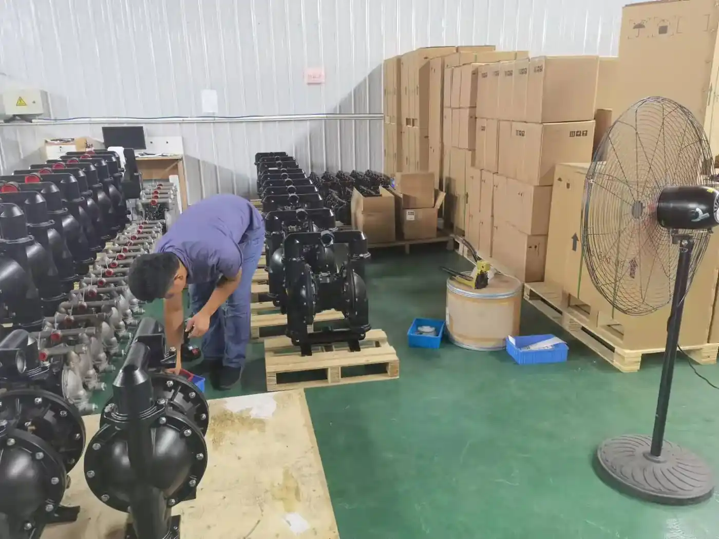 Técnico da Nuodean montando bombas de diafragma pneumáticas na área de produção
