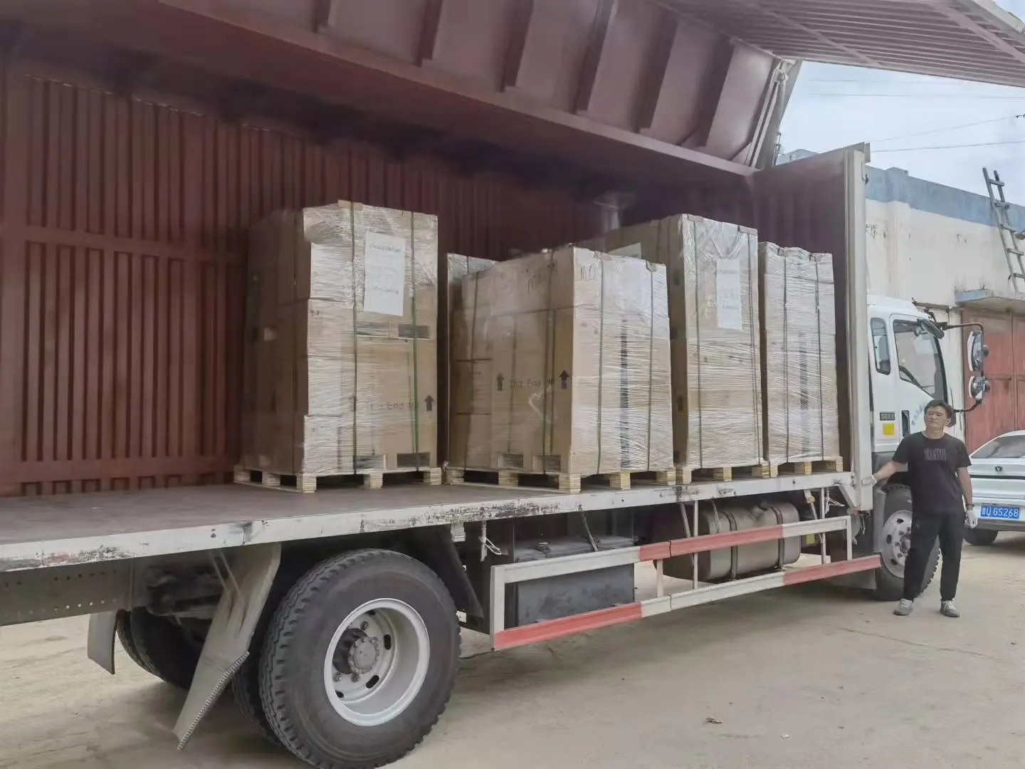 Caixas de exportação sendo carregadas para envio da fábrica Nuodean