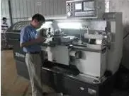 مخرطة CNC أثناء خراطة قطعة مصبوبة. تضم ورشة التشغيل الآلي 20 مخرطة CNC.