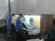 Banco de operaciones secundarias, donde las piezas fundidas se repasan antes de pasar al tratamiento de superficie