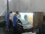 二次加工の作業台。鋳造品は表面処理に送られる前にここで仕上げられます