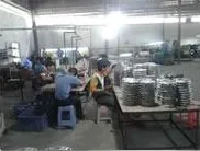 完成した鋳造品の工程内仕分け。検査と梱包のため作業台にロットごとにまとめています。