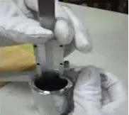 ロット出荷前に行う、加工済み鋳造品の穴径および形状の測定。