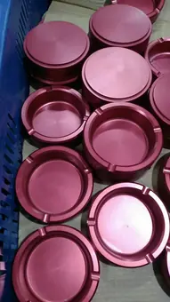 Cenicero anodizado de fundición a presión de aluminio (anodizado en rojo), vista 2