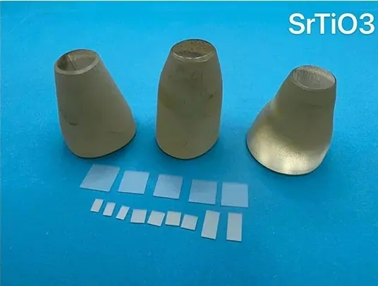 ركيزة SrTiO3