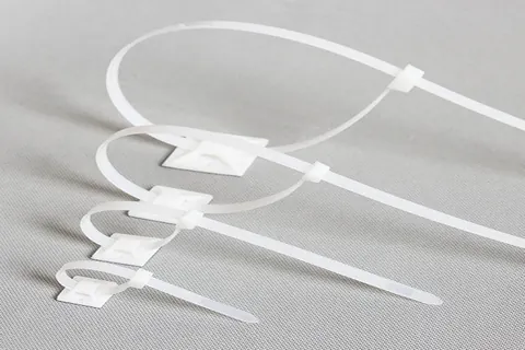 Base autoadhesiva para brida de 25*25 mm con brida incluida a buen precio