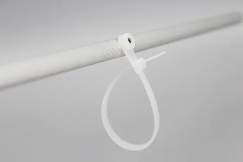 Bridas autoblocantes con cabeza montable y orificio para tornillo, en blanco y negro
