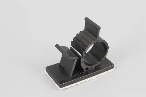 Abrazadera ajustable para cable con base adhesiva