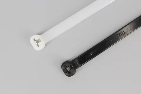 Brida de nailon negra y natural con lengüeta de acero inoxidable incrustada