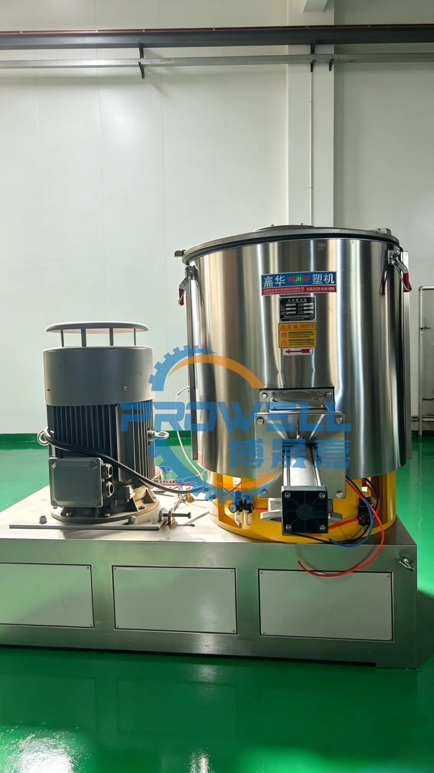 Mezcladora de alta velocidad de 500 L con motor de accionamiento sobre suelo epoxi