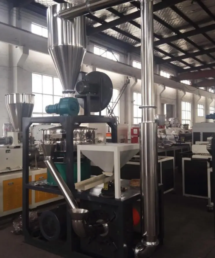 Mezcladoras de alta velocidad y equipos de procesamiento de plásticos — Máquina pulverizadora de polvo de PVC plástico