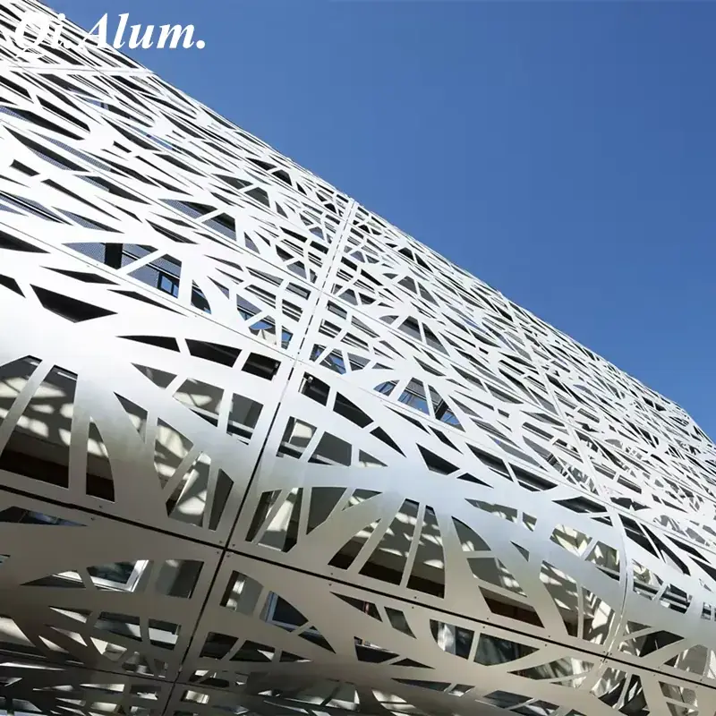 Avoiding oil canning on large-format aluminium panels