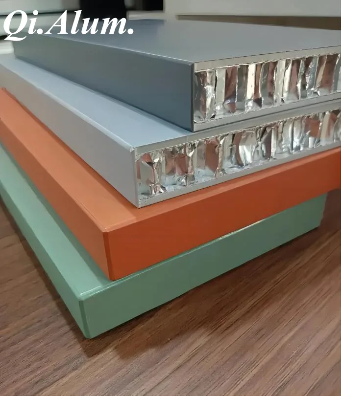 ألواح ألمنيوم بقلب خلية النحل